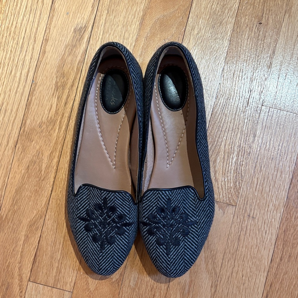 Clark’s women’s slip on shoes. Great shape. Cushioned. Size 8.